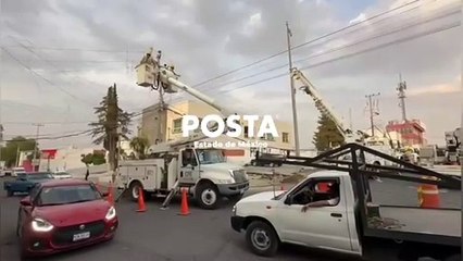 Cae poste sobre auto, deja sin luz a centro de Coacalco