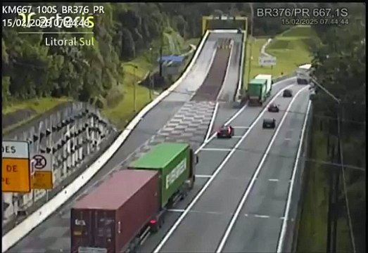 Pane nos freios faz caminhão carregado de soja usar área de escape na BR-376