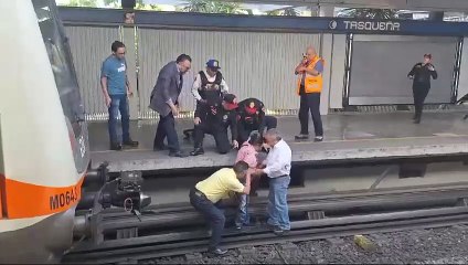Personal del STC Metro rescata a usuaria que cayó a las vías de la Línea 2