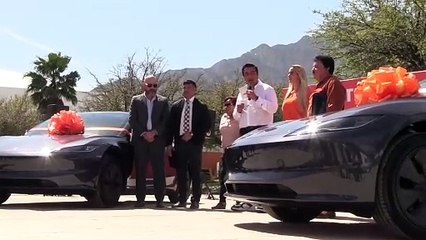 Jesús Nava entrega autos Tesla a ganadores del sorteo por pagar predial