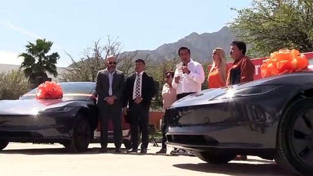 Jesús Nava entrega autos Tesla a ganadores del sorteo por pagar predial