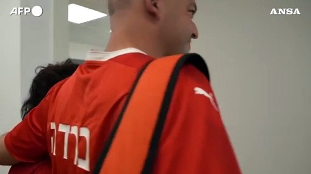 Israele, gli ostaggi liberati da Hamas abbracciano le famiglie