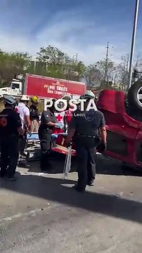 Vuelca tras estrellamiento en bulevard Díaz Ordaz en Monterrey