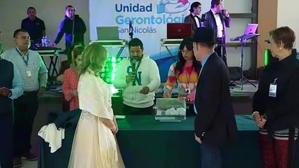 Festejan adultos mayores el día de San Valentín en San Nicolás