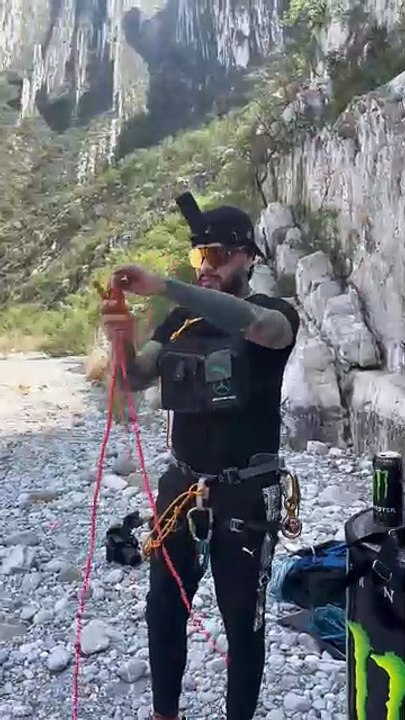 ¡Adrenalina en las alturas! Aplican tatuaje mientras hacen rappel en La Huasteca