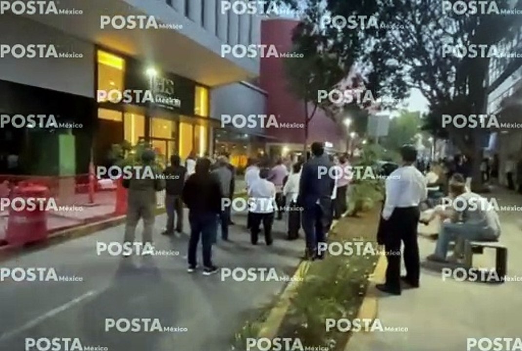 Habitantes de la CDMX evacúan inmuebles debido a los dos microsismos