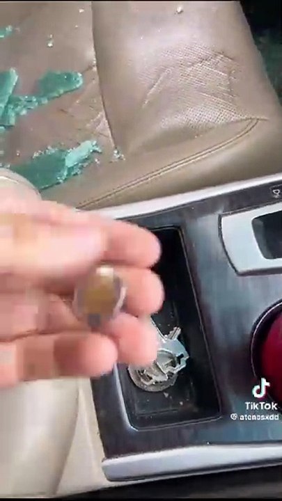 Comediante es víctima de cristalazo en San Nico... ¡ladrón le deja un solo peso!