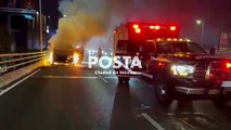 Arde camioneta por falla mecánica en Periférico, pasajeros resultaron ilesos