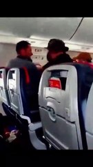 Pasajero problemático intenta abrir puerta en vuelo de American Airlines