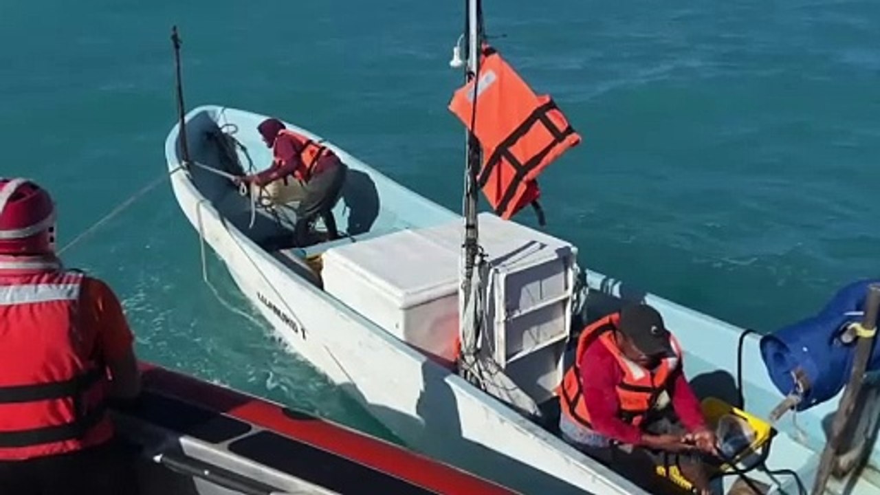 Mujeres navales rescatan a pescadores a la deriva en Yucatán