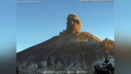 Se pone intenso el Popo, exhala fumarola con ceniza (VIDEO)