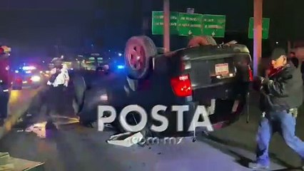 Vuelca camioneta tras perder el control en Rangel Frías