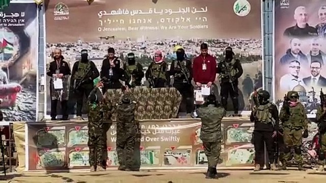 Três reféns israelenses são libertados em troca de presos palestinos