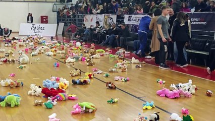 Teddy Toss: Με δεκάδες λούτρινα αρκουδάκια γέμισε το Χαλκιοπούλειο για καλό σκοπό.