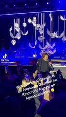 Alejandra Guzmán es timada por el doble de Christian Nodal en concierto (VIDEO)