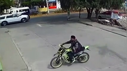 A mano armada roban moto en Chimalhuacán (VIDEO)
