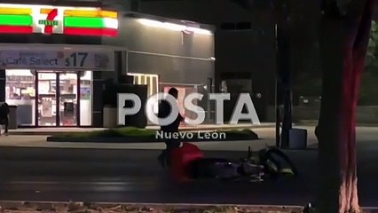 Muere motociclista tras estrellarse contra postes en Apodaca