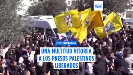 Una multitud de familiares y simpatizantes recibe a los 369 presos palestinos liberados