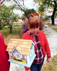 Subasté mi casa nueva en un autobús   y abuelita sin hogar explotó en llanto😭