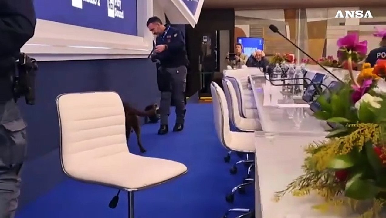 Sanremo: sicurezza al teatro Ariston, polizia e carabinieri con cani antiesplosivo