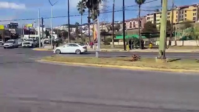 Hombre muere arrollado por camión urbano en Monterrey