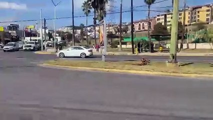 Hombre muere arrollado por camión urbano en Monterrey