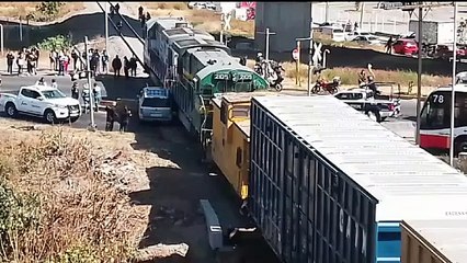 VIDEO | Conductor intenta ganarle al tren en Ecatepec