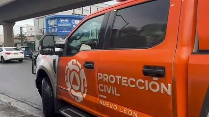 Consume fuego una camioneta en Monterrey