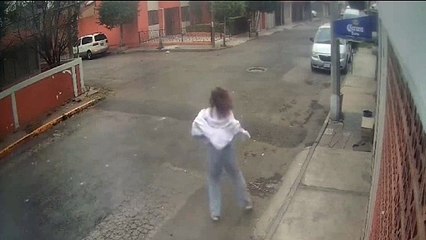 Asaltan  a balazos a tres jóvenes en Coacoalco, uno está herido (VIDEO)