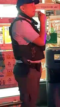 Mediante lenguaje de señas policía de Monterrey apoya a ciudadanos