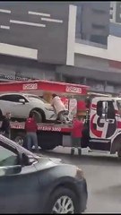 Arma mujer show: Se sube a grúa para que no se lleve su camioneta