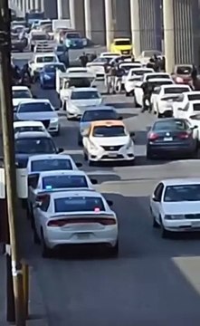 Detienen en Monterrey vehículo con placas colgadas