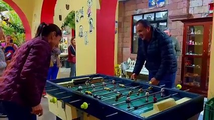Claudia Sheinbaum y Cuauhtémoc Blanco estrechan lazos jugando futbolito de mesa