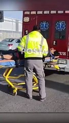 Se poncha llanta, vuelca y queda atrapado en su auto en Apodaca