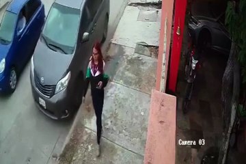 VIDEO | Hombre amenaza con un machete a pareja en Ciudad Madero