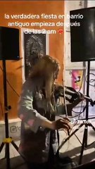 ¡Fiesta en Barrio Antiguo! Violinista encanta con talento en Monterrey (VIDEO)