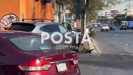 Choque crucero deja daños a semáforo en avenida Cuauhtémoc