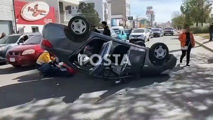 Se vuelca un UBER y sus dos pasajeros resultan lesionados