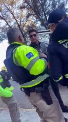 VIDEO: Agrede policía a ciudadanos con arma en San Luis Potosí