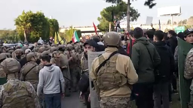 الأجهزة الأمنية اللبنانية تلقي الغاز المسيل للدموع لتفريق تظاهرة لحزب الله