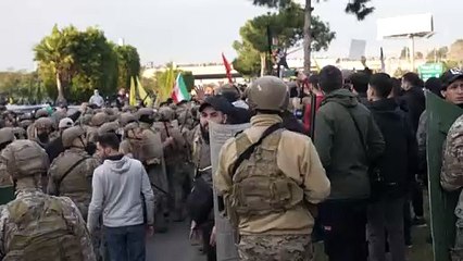 الأجهزة الأمنية اللبنانية تلقي الغاز المسيل للدموع لتفريق تظاهرة لحزب الله