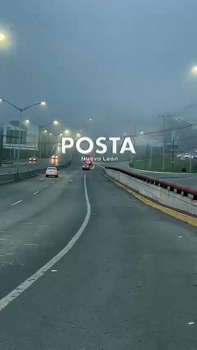 Bancos de niebla cubren la avenida Raúl Rangel Frías