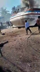 Arde en llamas barco de pesca en el puerto de Celestún