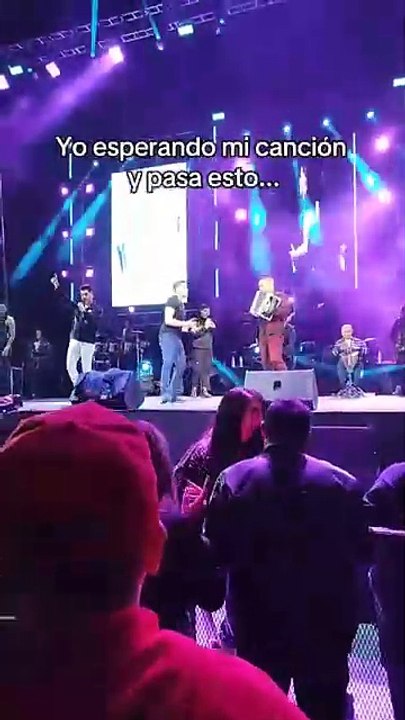 Agreden a la esposa del comediante Brincos Dieras durante concierto| VIDEO
