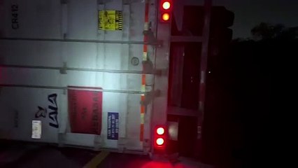 VIDEO | Tráiler se vuelca en plena curva y deja un herido en Juárez