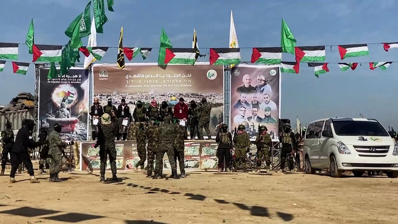 الإسرائيليون المفرج عنهم يطالبون من خان يونس وسط عشرات المسلحين باستكمال الإفراج عن الرهائن