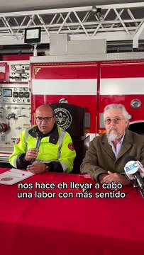 Bomberos Nuevo León reciben bendición en cascos para protección espiritual