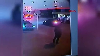 Topu yola kaçan Miraç, hafif ticari aracın çarpmasıyla yaralandı; kaza kamerada