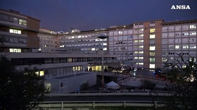 Papa Francesco, secondo giorno di ricovero al Gemelli: domani salta l'Angelus