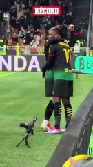 Primer festejo de gol de Santiago Giménez en San Siro